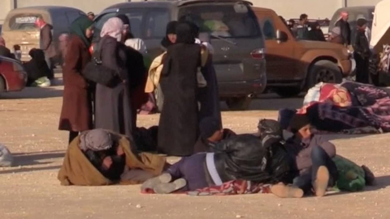 Syrische vluchtelingen wachten bij Turkse grensovergang