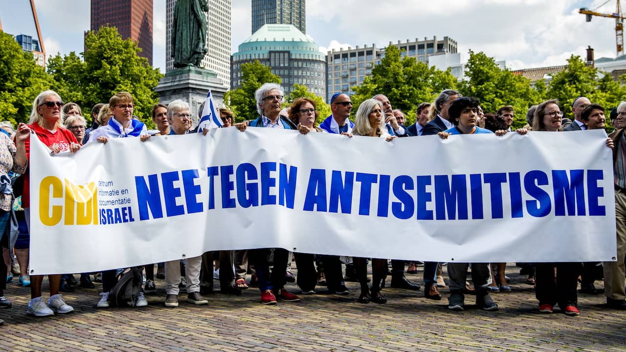 Posters Met Foto S Van Ontvoerden In Gaza Langs Nederlandse Snelwegen