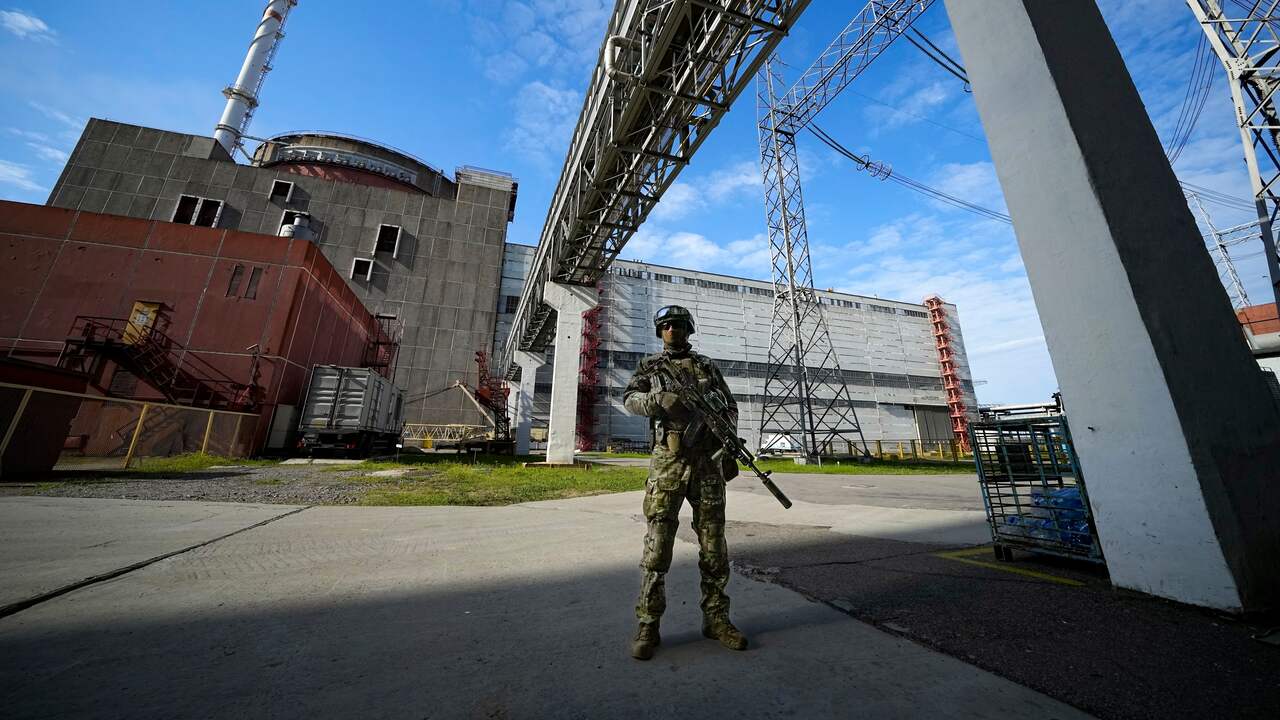 Un soldato russo alla centrale nucleare di Zaporizhzhia.