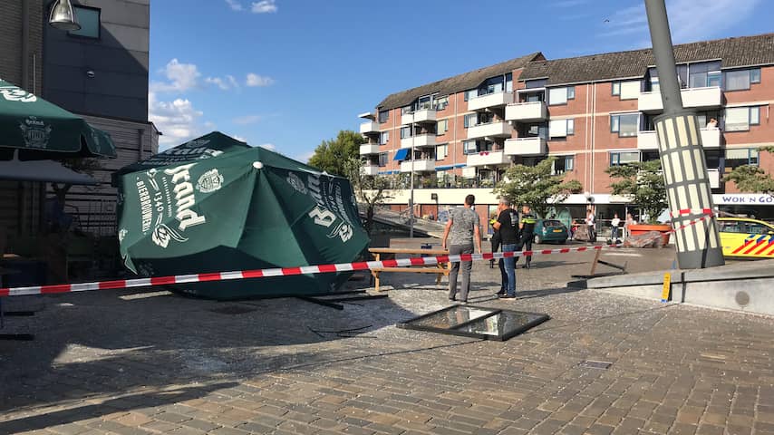Vijf personen lichtgewond nadat auto inrijdt op terras in Veldhoven