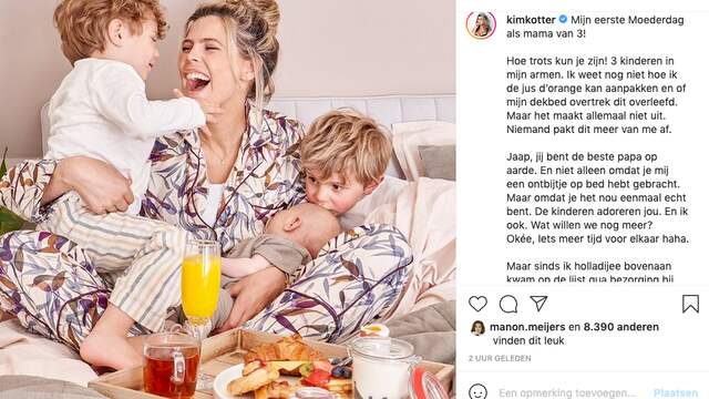 De drie zoons van Kim Kötter hebben mama verrast met een ontbijt op bed. De YouTuber vindt het bijzonder dat ze voor het eerst Moederdag viert als moeder van drie. "Hoe trots kun je zijn!" (Foto: Instagram/Kim Kötter)