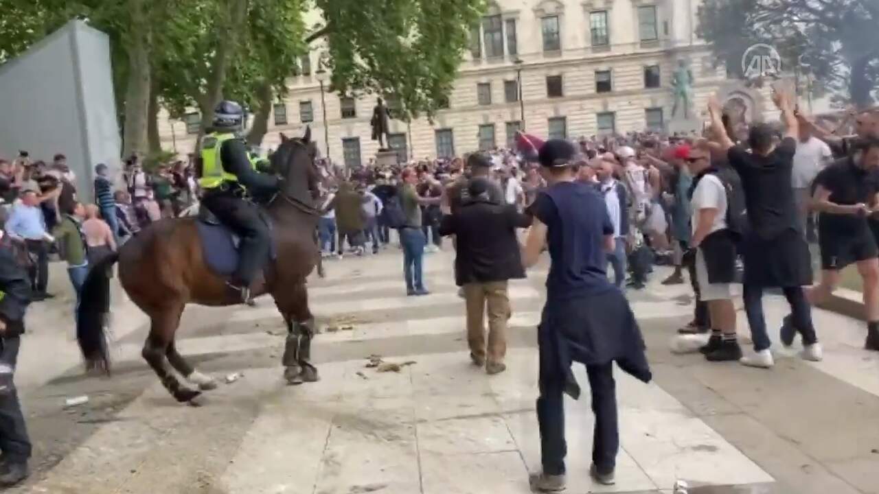 Beeld uit video: Tegendemonstranten BLM-beweging botsen met politie in Londen