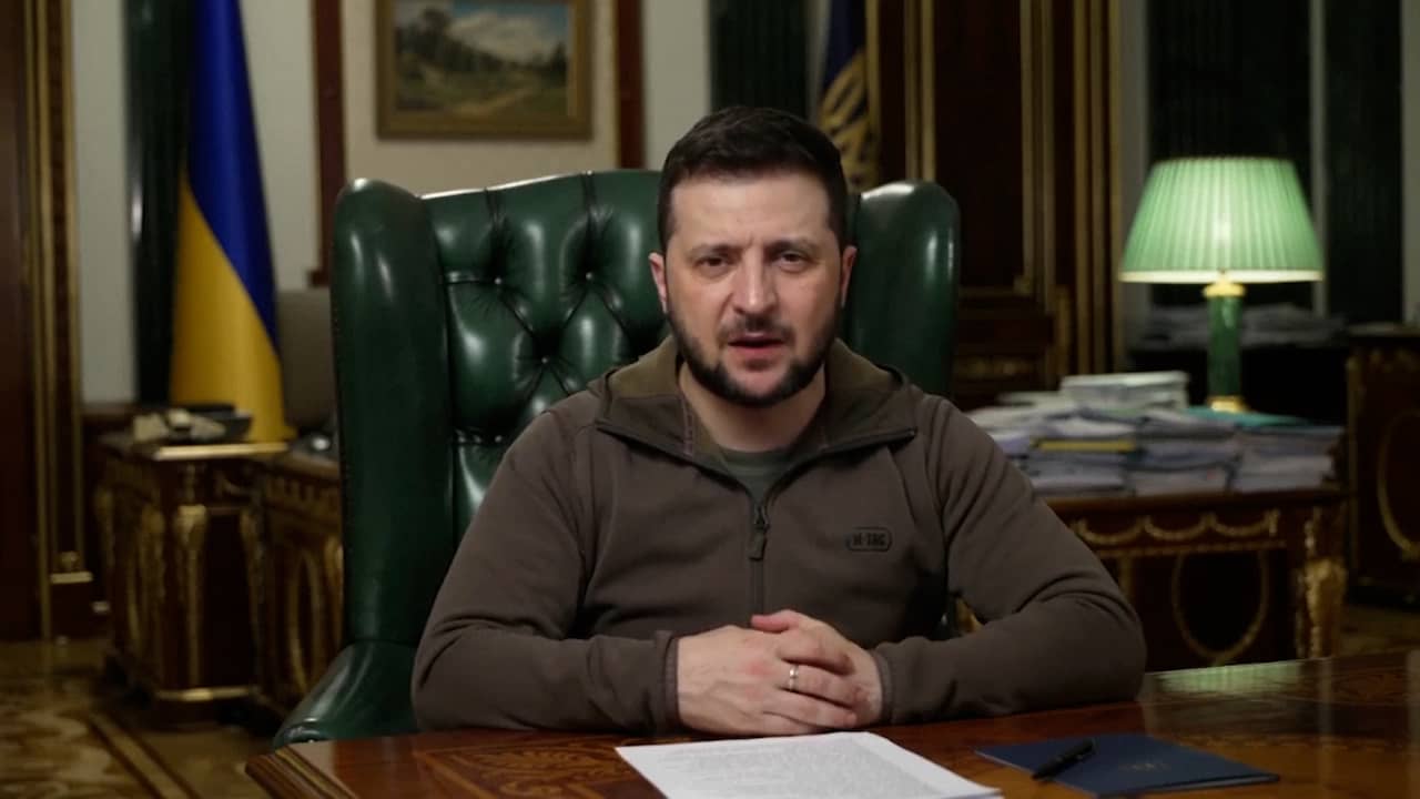 Beeld uit video: Rusland haalt volgens Zelensky vermoorde Oekraïners van straat