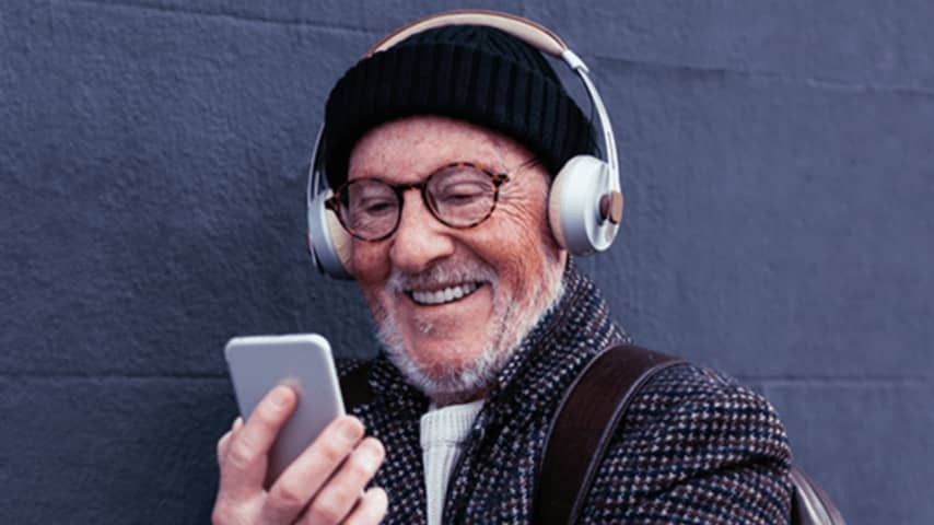 Oude man streamt muziek op zijn telefoon