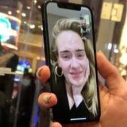 Video | Adele verrast fans met videogesprek na verplaatsen shows
