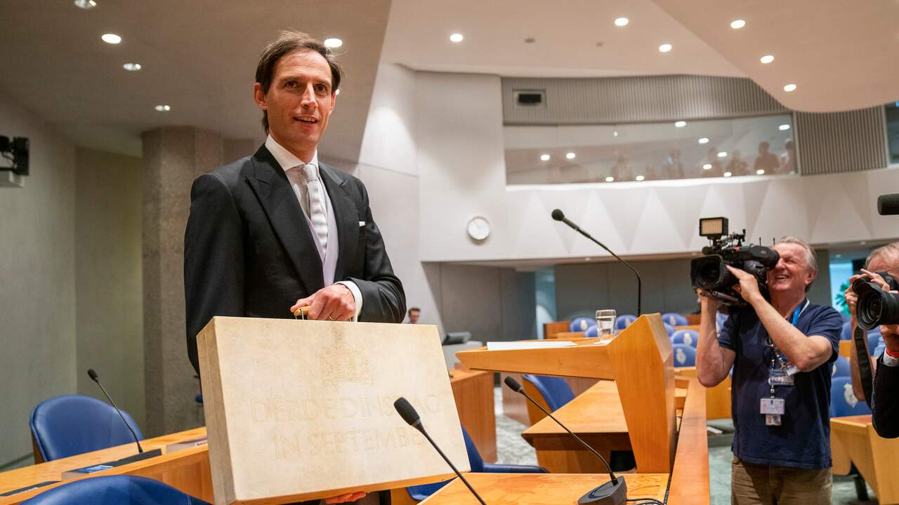 Beeld uit video: Hoekstra biedt Tweede Kamer miljoenennota aan