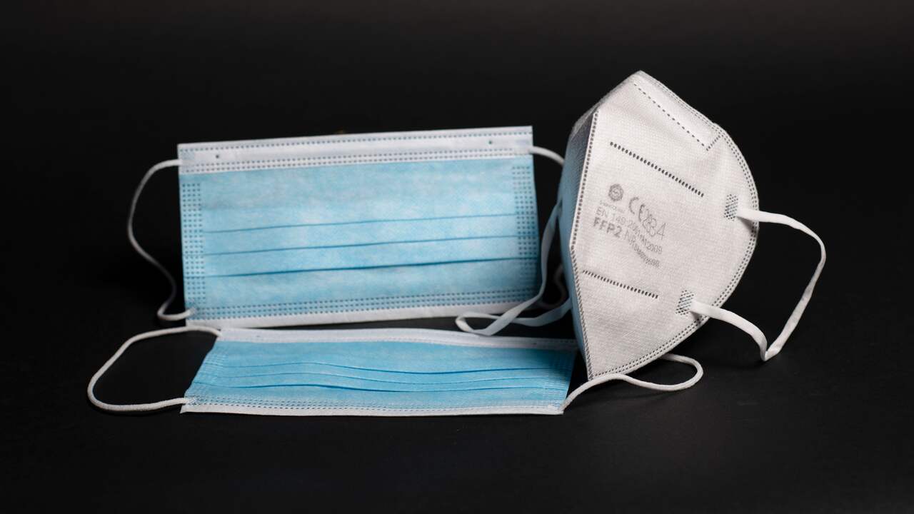 Links de chirurgische mondmaskers, rechts een FFP2-masker
