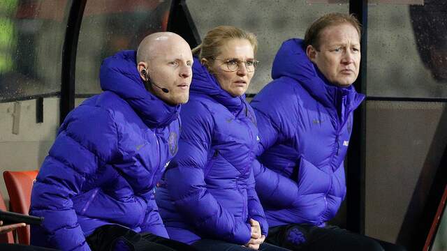 Sarina Wiegman zit tevreden op de bank in het Koning Boudewijnstadion.
