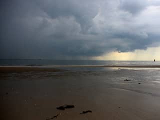 Slecht weer zorgt voor lege stranden in Vlissingen