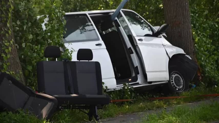 Vijf kinderen raken gewond bij ernstig ongeluk met taxibusje in Zeeland.