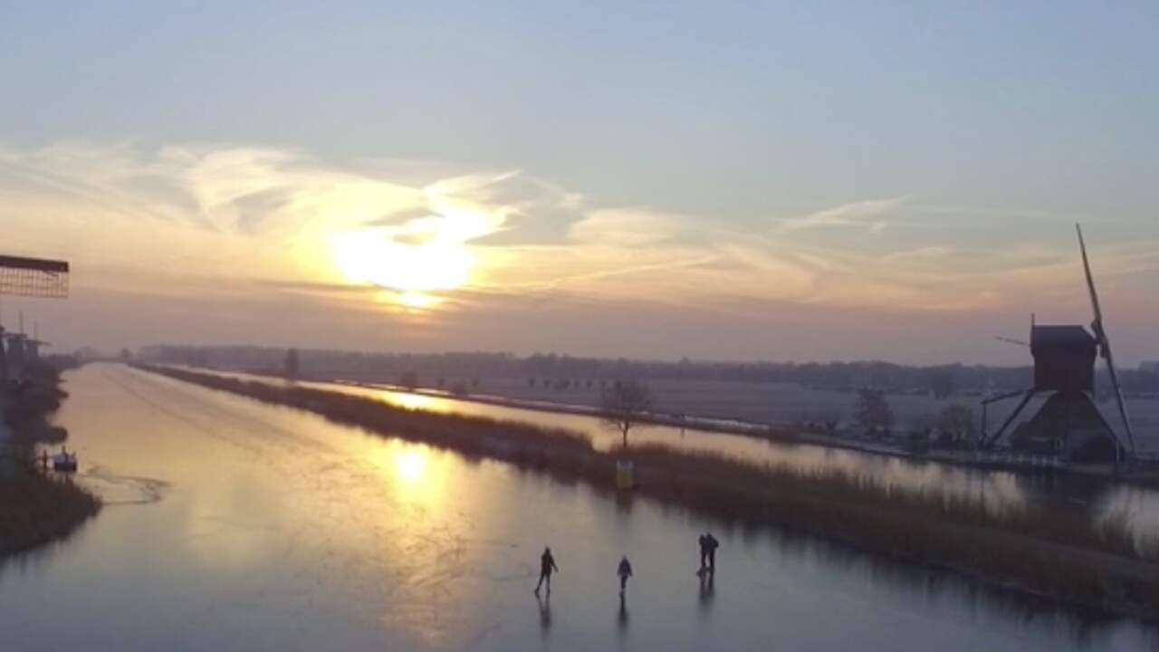 Beeld uit video: Hollandse folklore ten top: schaatsen op Kinderdijk