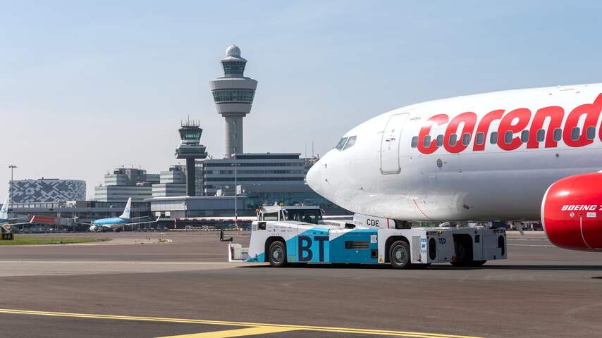 Schiphol moet personeel beter beschermen tegen uitstoot vliegtuigen