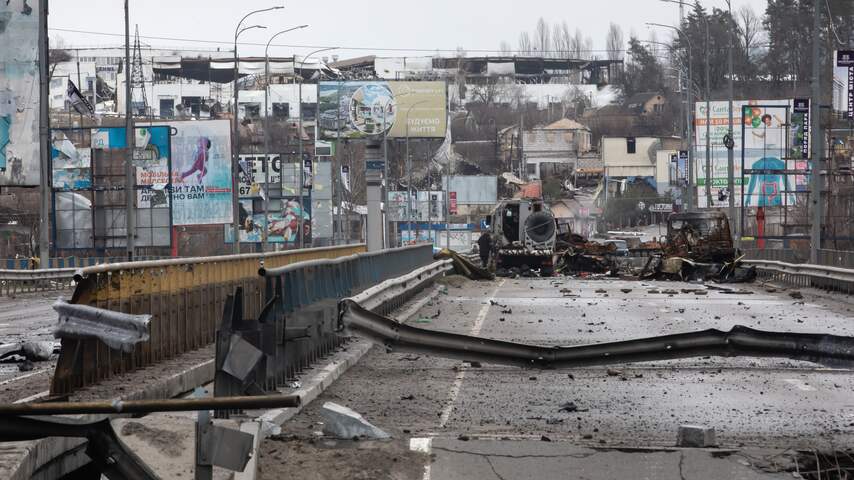 Rusland vuurt raketten af op Odesa, burgerdoden in heroverd Bucha