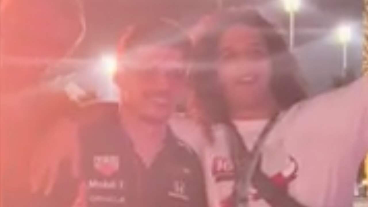 Beeld uit video: Ali B feliciteert en rapt voor Max Verstappen in Abu Dhabi