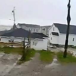 Video | Zee slokt huizen op bij noodweer in Canada