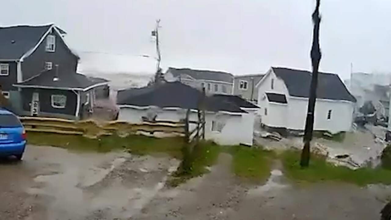 Beeld uit video: Zee slokt huizen op bij noodweer in Canada