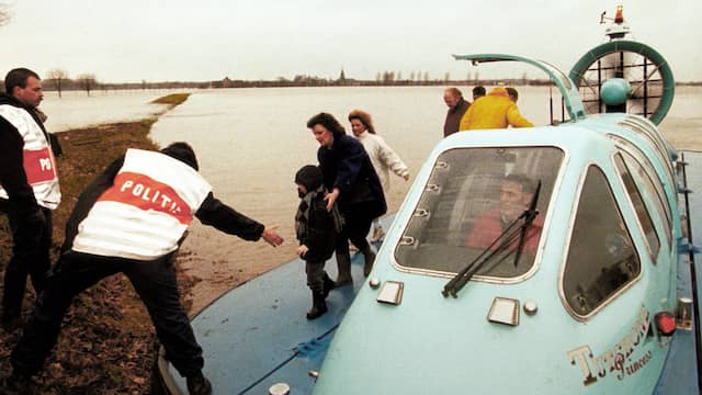 Inwoners van het Limburgse Itteren worden geëvacueerd met behulp van een hovercraft tijdens de overstromingen in 1993.