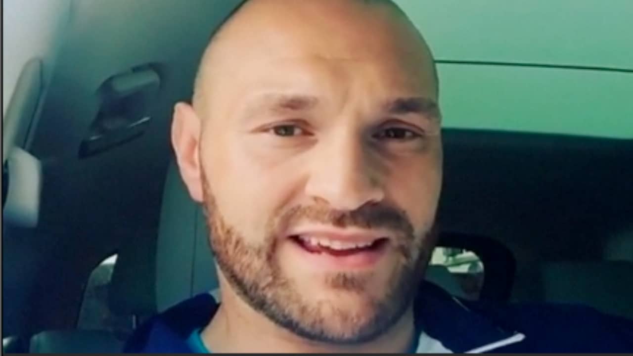 Tyson Fury spreekt fans toe over blessure