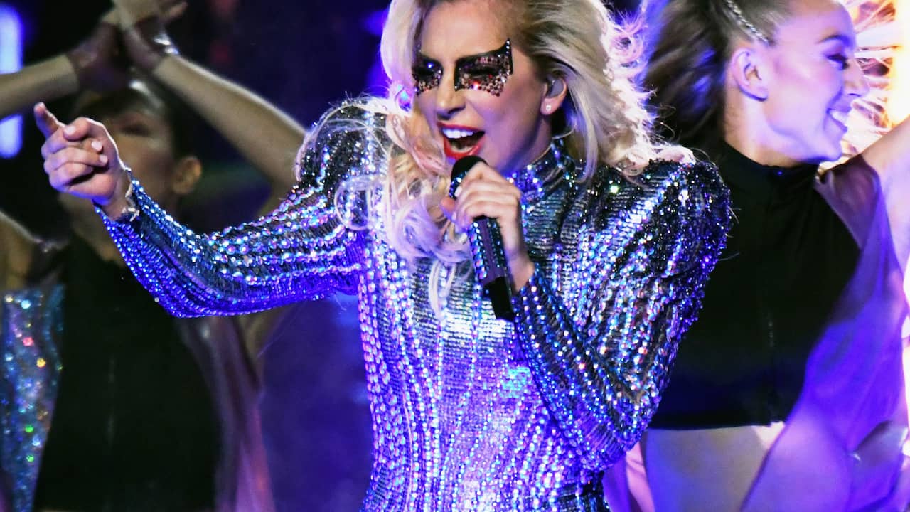 Lady Gaga treedt op tijdens halftime show Super Bowl