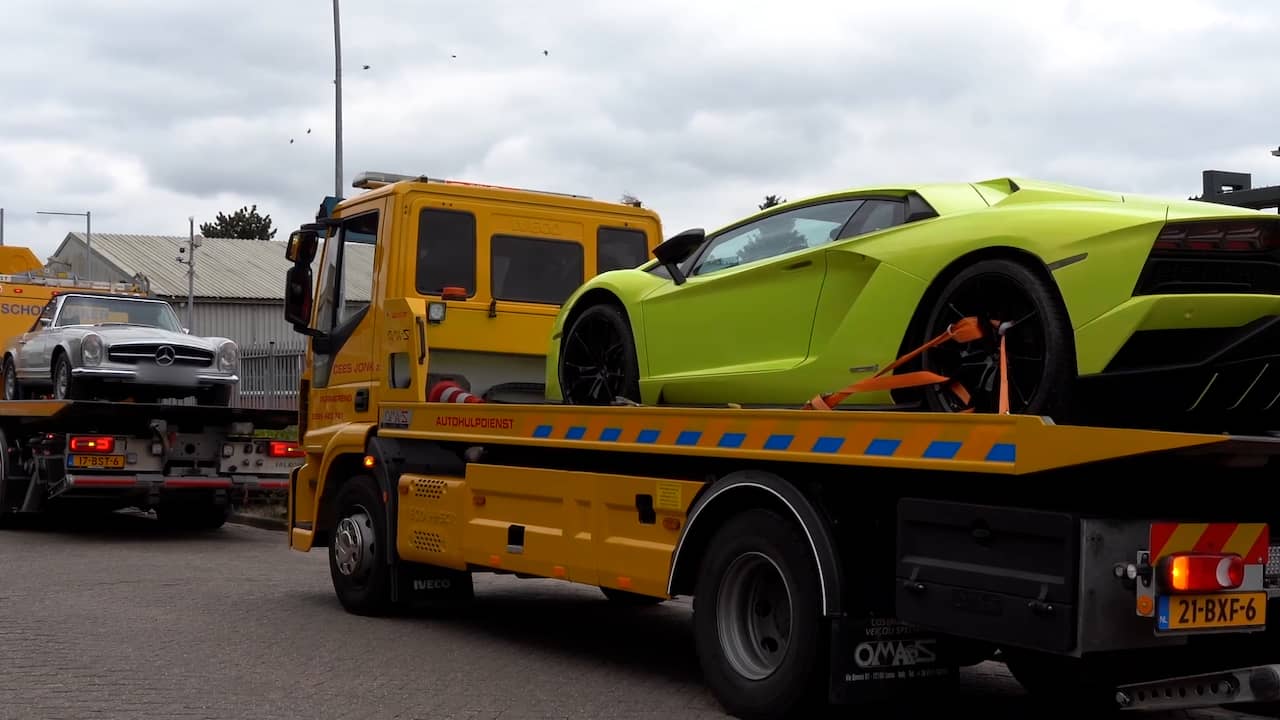 Beeld uit video: Peperdure sportauto's in beslag genomen in Noord-Holland