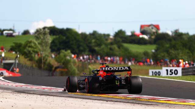 Verstappen tijdens de kwalificatie op de hete Hungaroring.