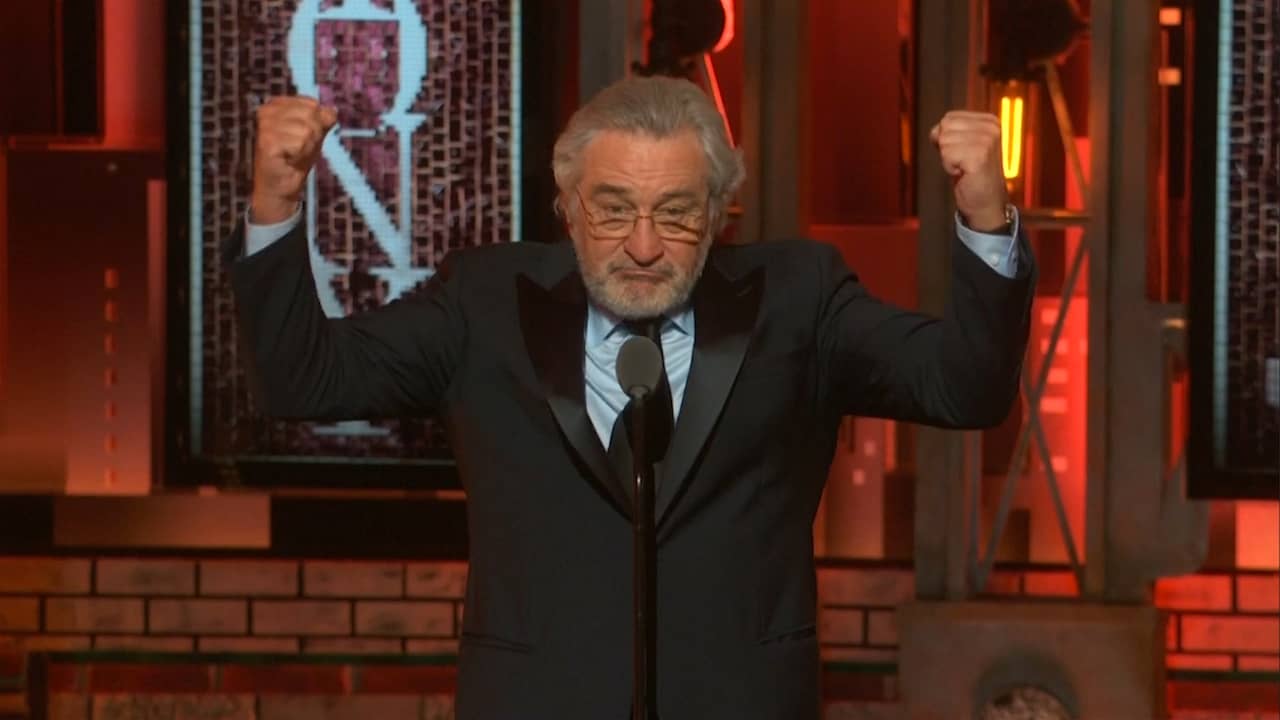 Beeld uit video: Robert De Niro beledigt Trump bij Tony Awards