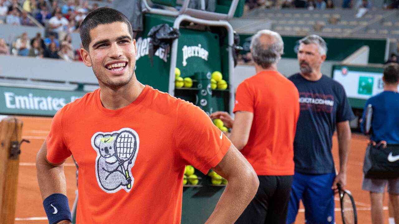 Novak Djokovic verwacht dat Carlos Alcaraz op Roland Garros al kan meedoen om de titel.