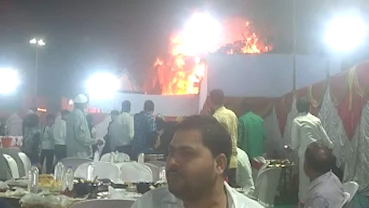 Beeld uit video: Bruiloftsgasten eten door tijdens brand in India