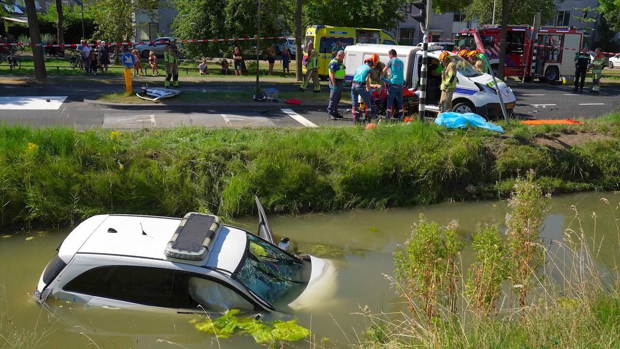 Beeld uit video: Politiewagen belandt in sloot na botsing met handhaversauto