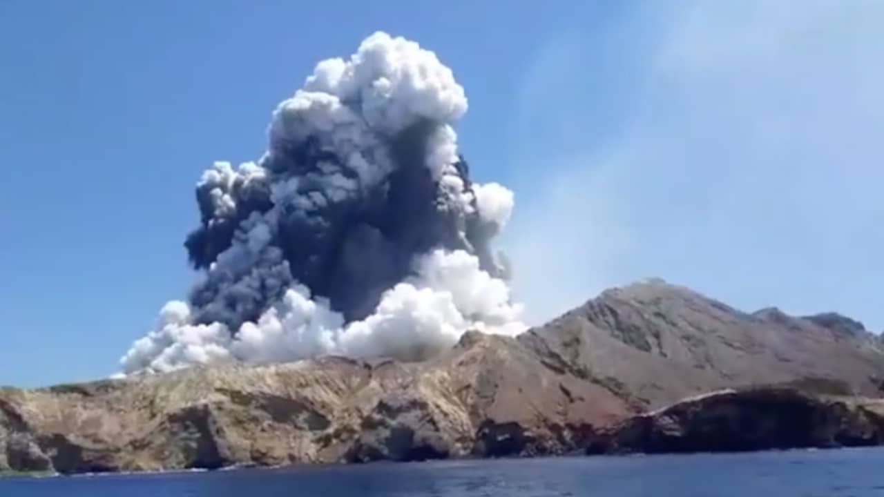 Beeld uit video: Enorme rookwolken na dodelijke vulkaanuitbarsting Nieuw-Zeeland