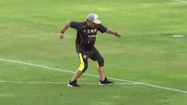 Maradona bespeelt publiek tijdens eerste training nieuwe club