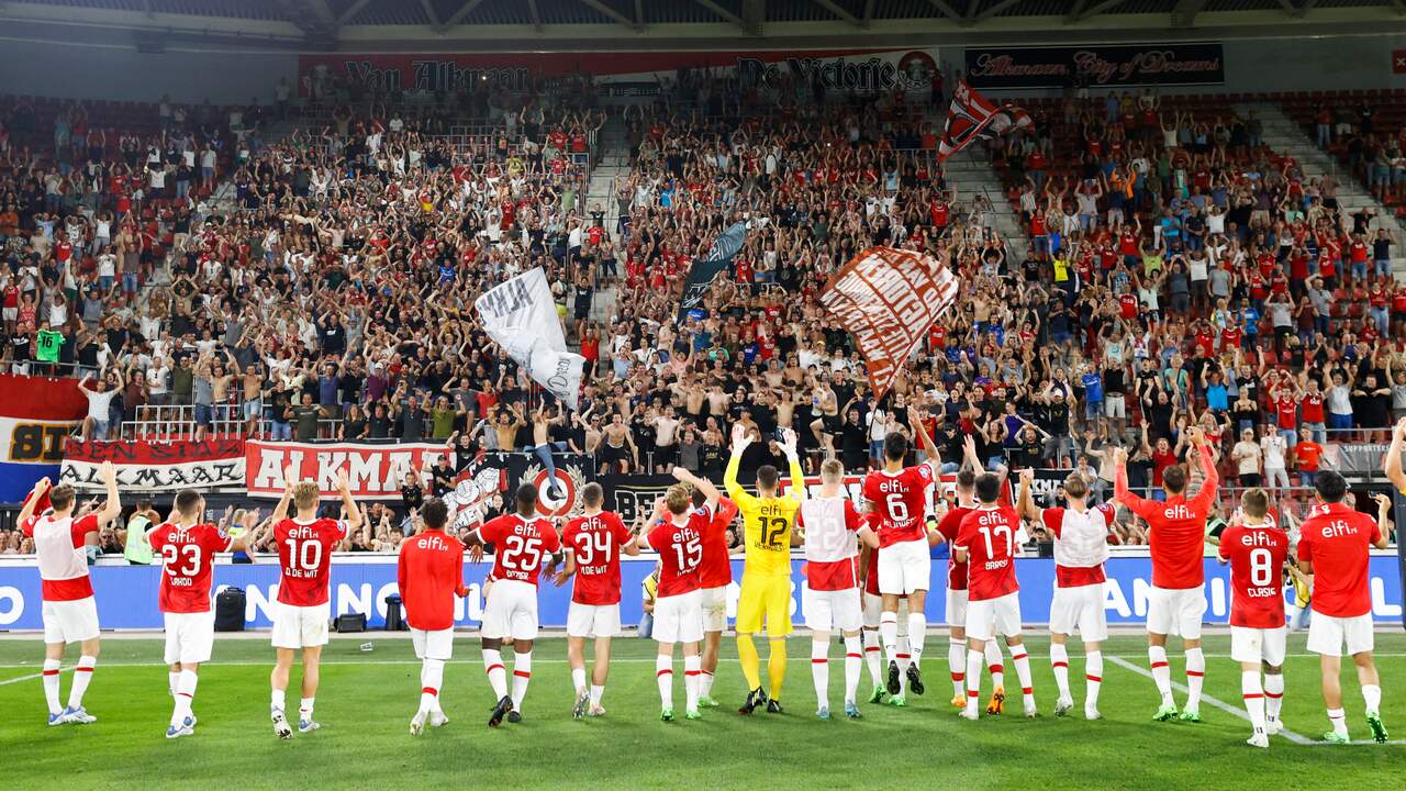 I giocatori dell'AZ festeggiano la vittoria per 7-0 con i tifosi.