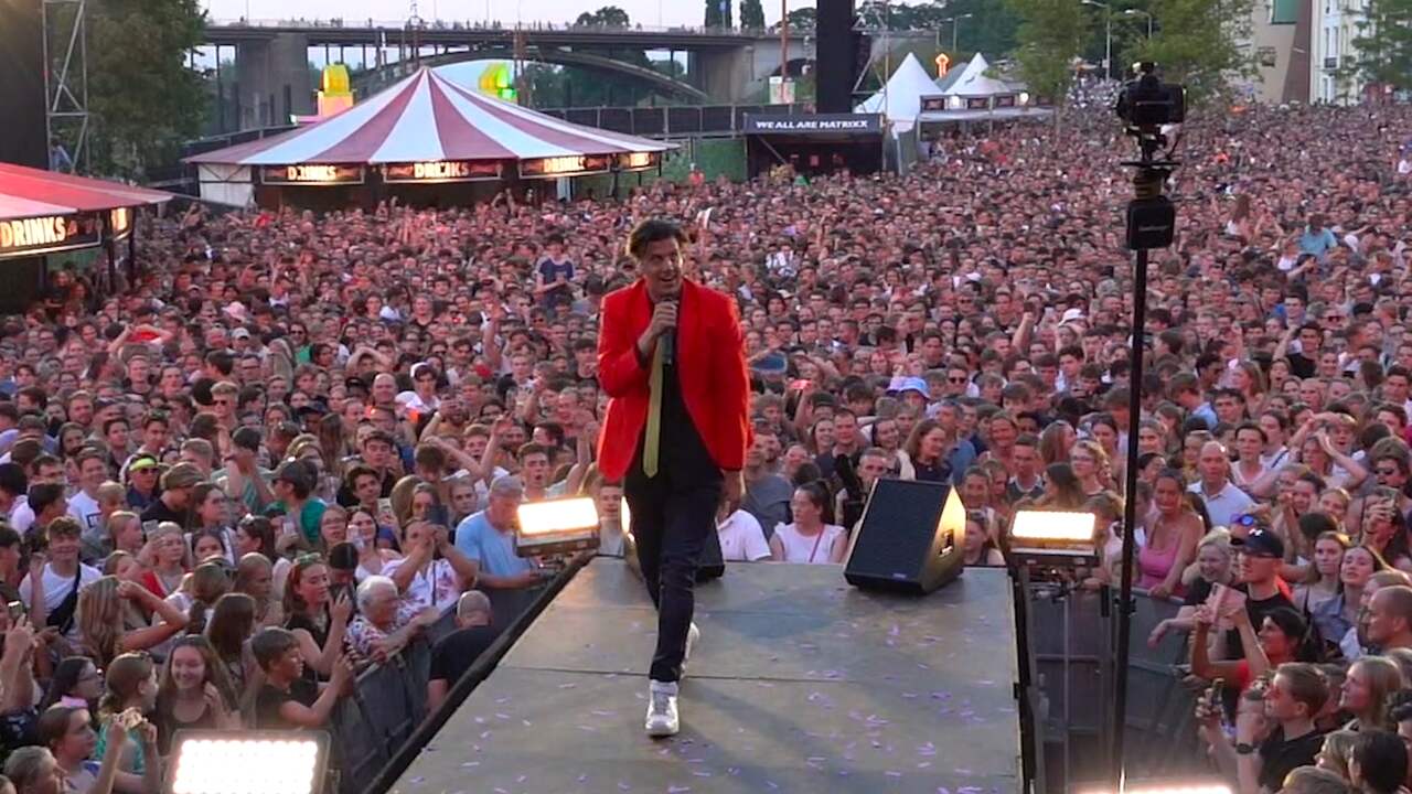 Beeld uit video: Bezoekers Vierdaagsefeesten springen van links naar rechts met Snollebollekes