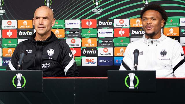 Thomas Letsch (links) op de persconferentie in Rennes, met naast hem Loïs Openda.
