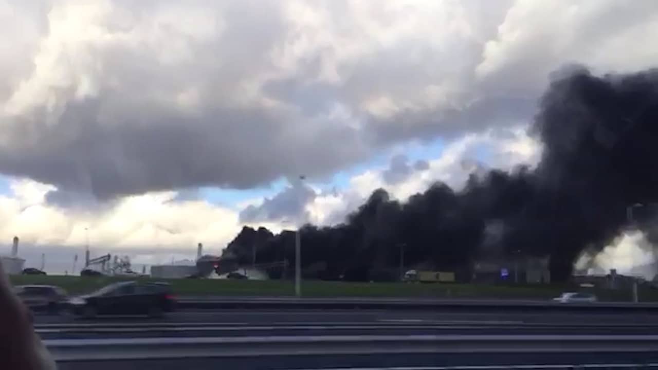 Grote rookwolken door brand in Rotterdams havengebied