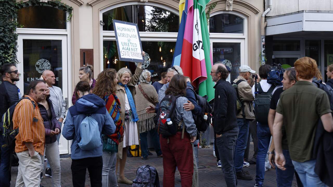 Beeld uit video: Opnieuw tientallen demonstranten bij gesloten restaurant in Utrecht