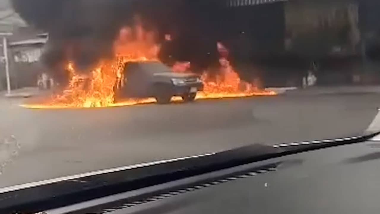 Beeld uit video: Pick-uptruck vol brandbare vloeistof gaat in vlammen op in Thailand