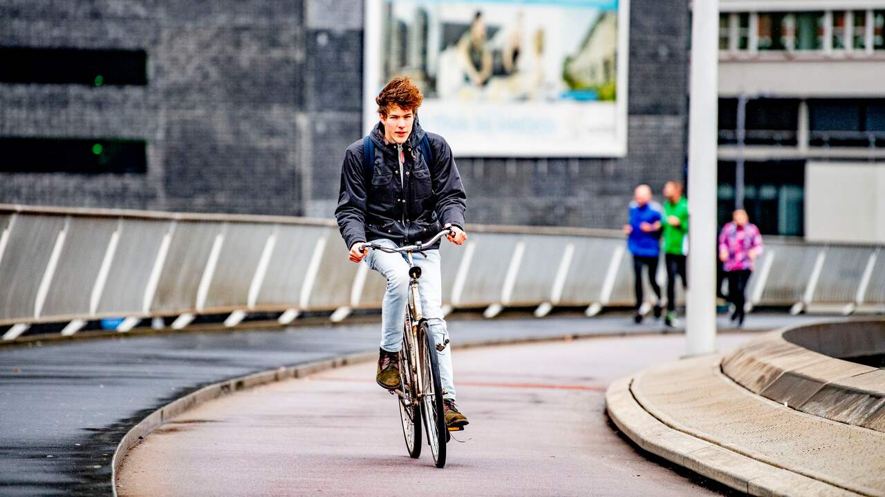 Ook op de Rotterdamse Erasmusbrug waait het flink.