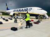 Autoriteiten in Belarus controleren de bagage van de passagiers van het Ryanair-toestel.