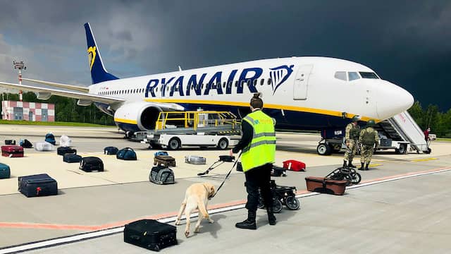 Autoriteiten in Belarus controleren de bagage van de passagiers van het Ryanair-toestel.
