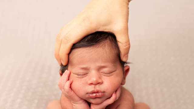 Een fotograaf moet kennis hebben van de anatomie van de baby en wat wel en niet kan, legt kinderarts Saskia Bouma uit.