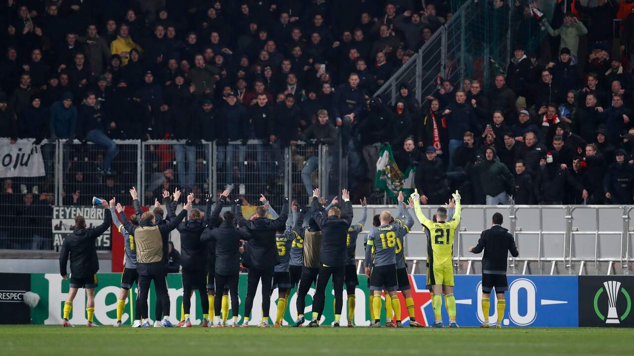 Feyenoord viert de overwintering met de meegereisde fans.