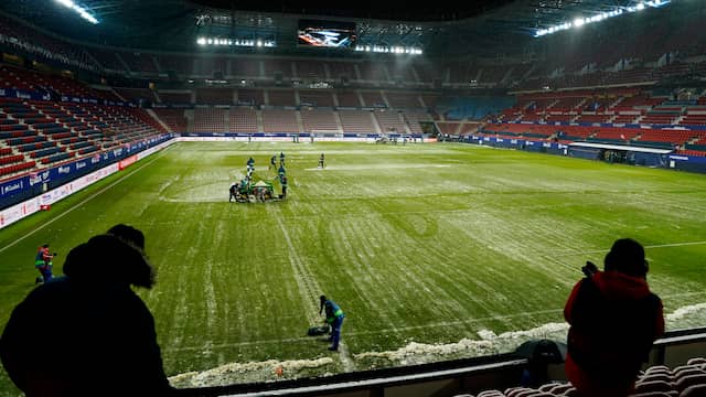 Voor Osasuna-Real Madrid moest er flink wat sneeuw geruimd worden.