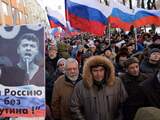 De mars mag van de autoriteiten niet langs de plek waar Nemtsov in zijn rug werd geschoten. Daar zijn wel veel bloemen neergelegd.