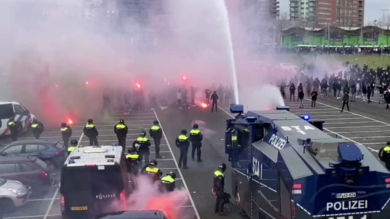 Beeld uit video: Politie zet waterkanon in tegen vuurwerkgooiers bij Klassieker