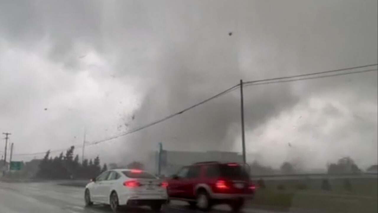Beeld uit video: Angstig moment als tornado langs auto raast in Michigan