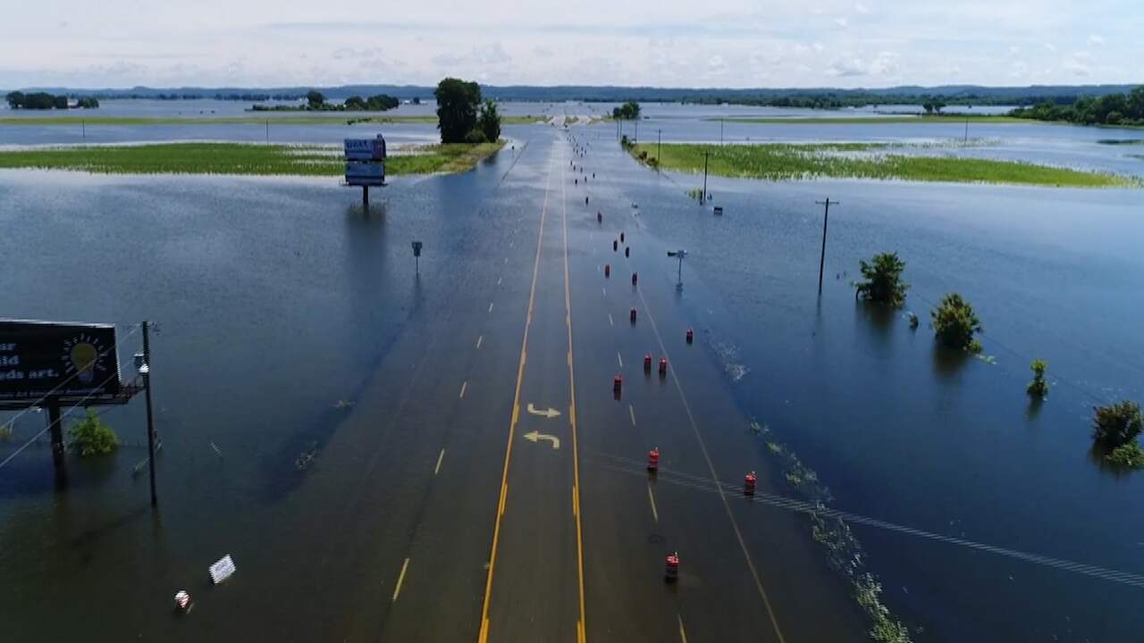 Beeld uit video: Overstroming Mississippi veroorzaakt overlast op weg
