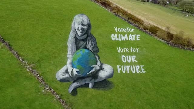 Brit maakt groot kunstwerk op veld voor Dag van de Aarde