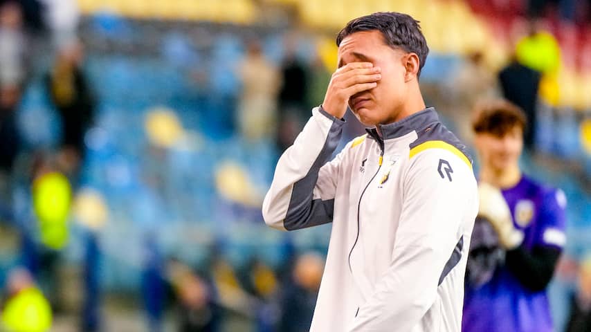 vitessenaar-jonathans-valt-trainer-huilend-in-de-armen-ik-ga-naar-fc-utrecht.jpg