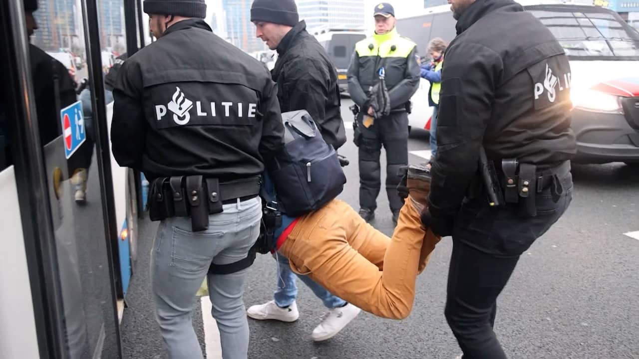 Beeld uit video: Politie draagt klimaatactivisten horizontaal arrestantenbusjes in op A10